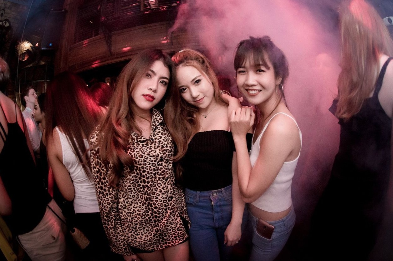 Bo me cho di tron dich, rich kid Thai Lan van tiec tung va nhiem virus hinh anh