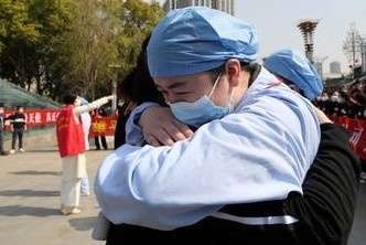 Nhom nhan vien y te dau tien cuu tro Vu Han da hoan thanh nhiem vu hinh anh