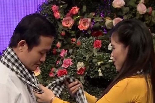 Doi tre noi chuyen qua hop ca khien MC Hong Van doi bo ve hinh anh