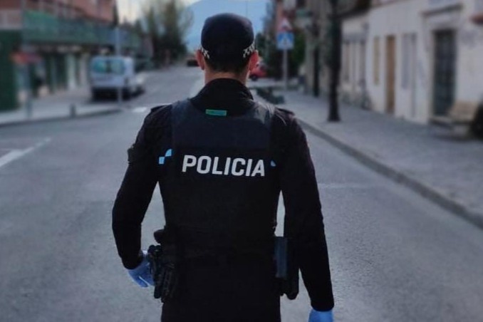 Canh sat doc thu cua Pikachu tran an cac em be dang bi cach ly hinh anh