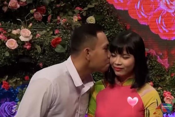 Thanh nien hai huoc, het loi khen ban hen dung gu 'da trang, mat xinh' hinh anh