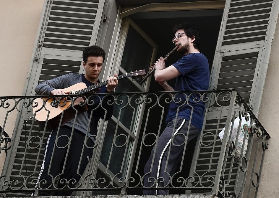 Canh vang lang khap the gioi, nguoi dan co vu nhau tu ban cong hinh anh