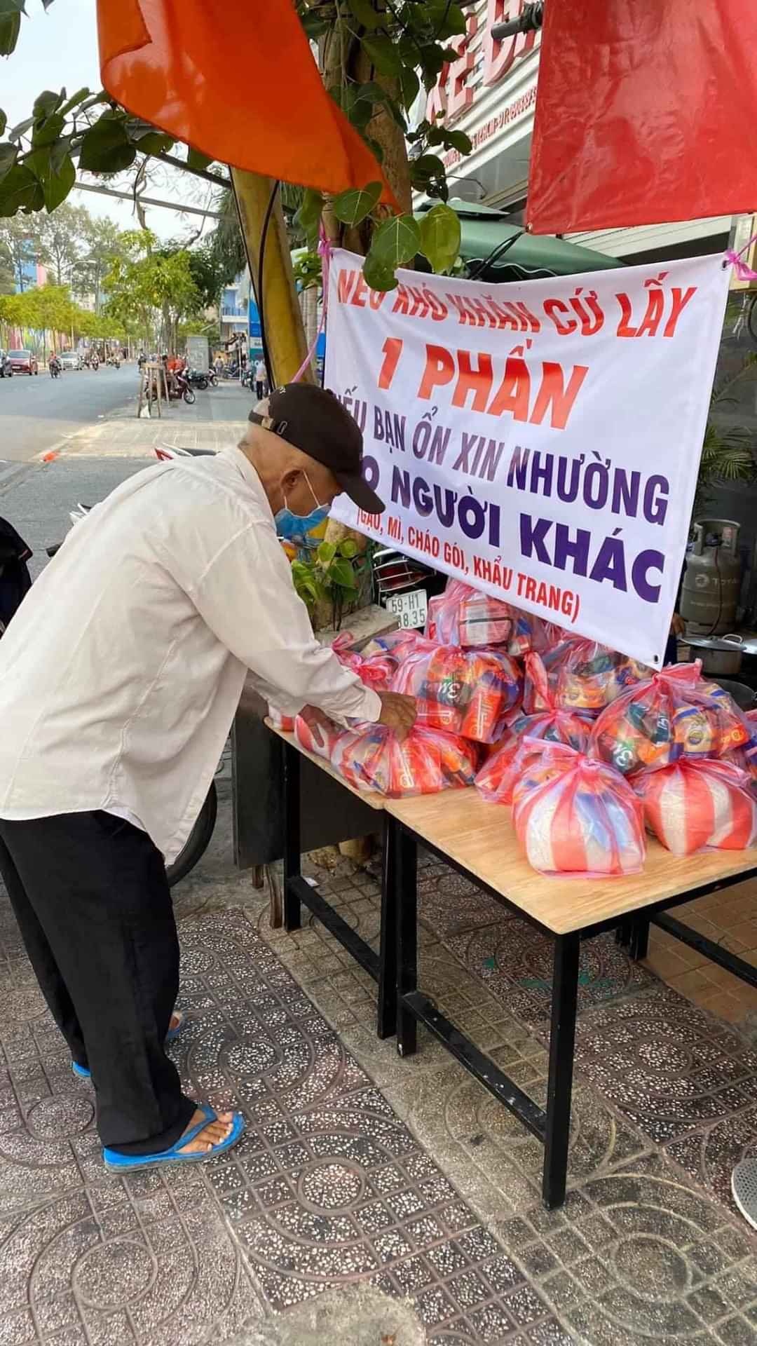 tang qua cho nguoi ngheo chong dich anh 1