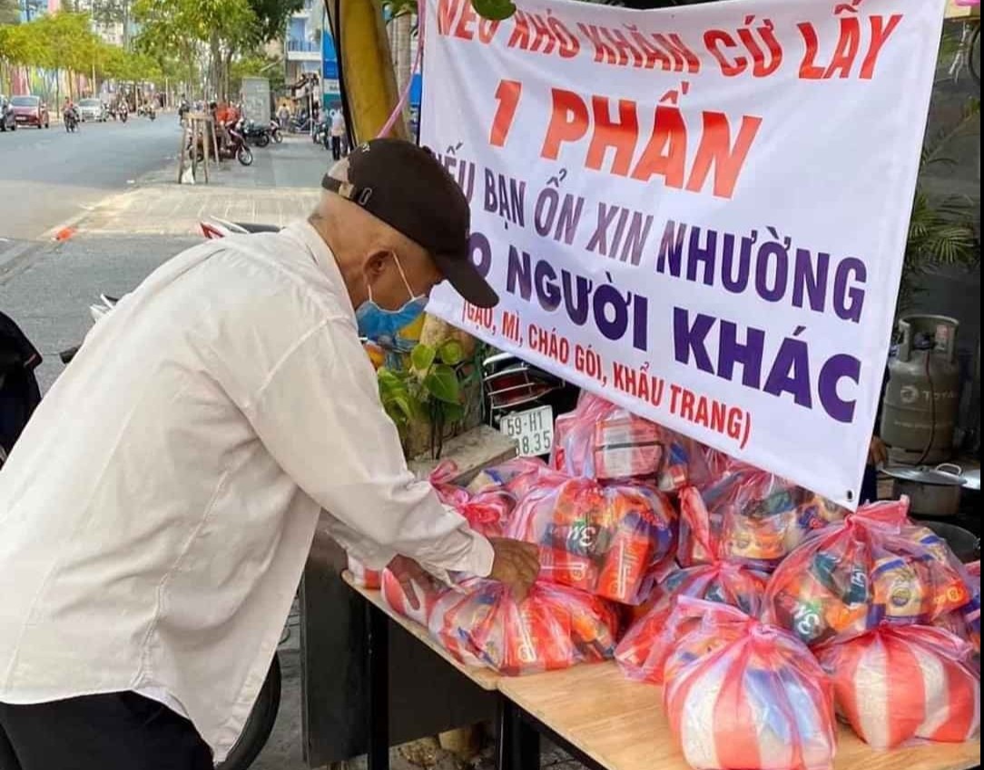 Du hoc sinh My gui tien, nho me giup nguoi ngheo TP.HCM giua mua dich hinh anh