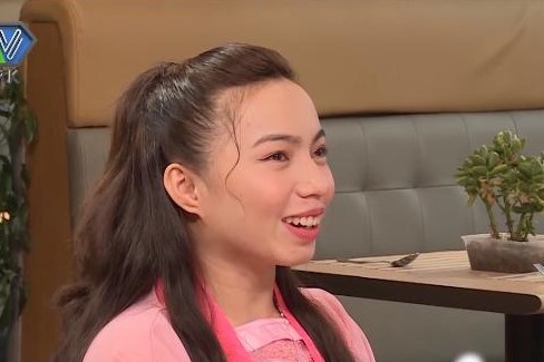 Co gai me co trang, dien do Tieu Long Nu di hen ho hinh anh