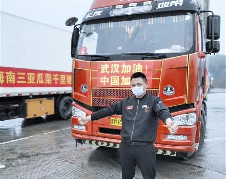 Lai xe tai ngay dem, bat chap hiem nguy de cuu tro vung phong toa hinh anh