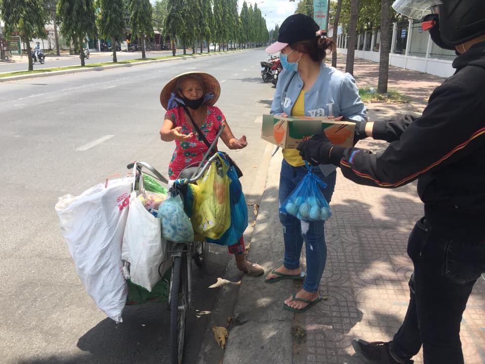 tặng quà mùa dịch ảnh 2 tang qua mua dich anh 2