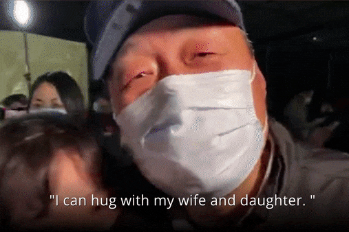 Giot nuoc mat cua nhan vien tuyen dau ngay doan tu gia dinh hinh anh