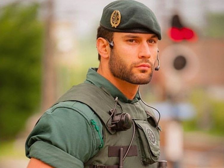 Quan nhan Tay Ban Nha bat ngo noi tieng nho mot buc hinh hinh anh