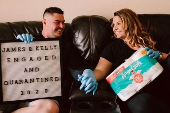 Chang trai cau hon ban gai khi o nha cach ly hinh anh