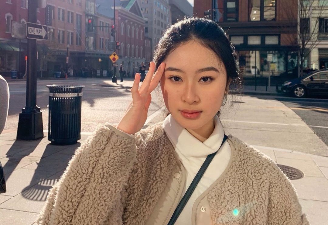 Thung huy chuong, loat giay khen cua hot girl Indonesia dang du hoc My hinh anh