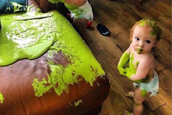 Noi kho cua cha me khi o nha cham con mua dich hinh anh