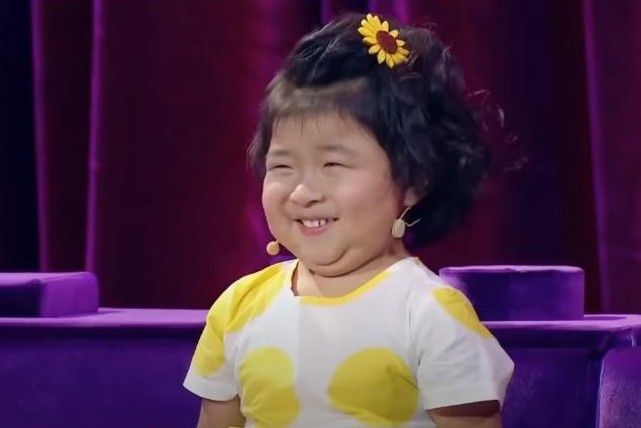 Khan gia roi nuoc mat voi nghi luc cua be gai bi benh than hinh anh