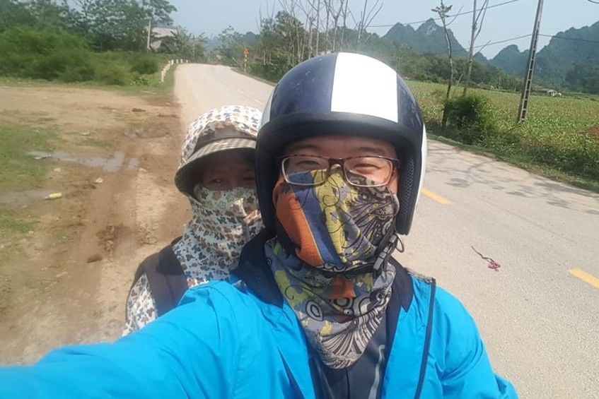 Me duoc 2 con trai cho di phuot khap Viet Nam bang xe may hinh anh