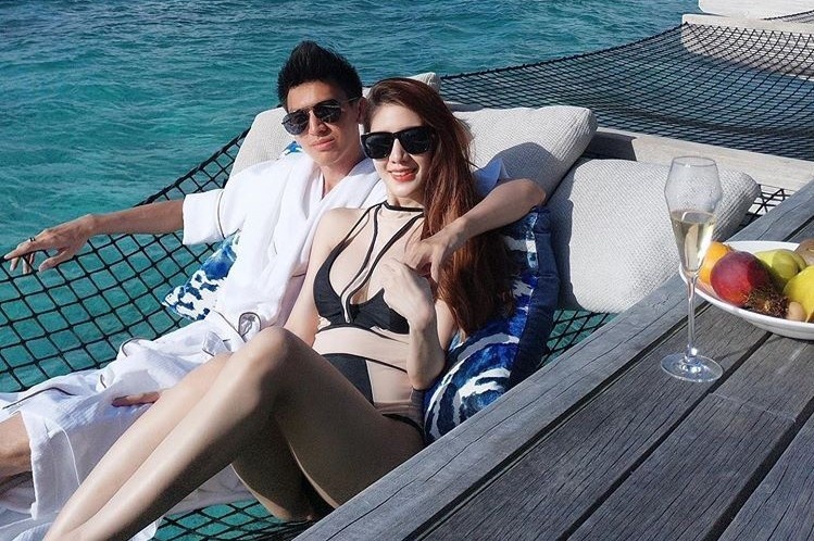 'Nu than hang khong' roi lang giai tri hau ket hon chong doanh nhan hinh anh