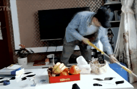 Chong nu y ta thuc hien loi hua lam het viec nha mot nam khi vo ve hinh anh