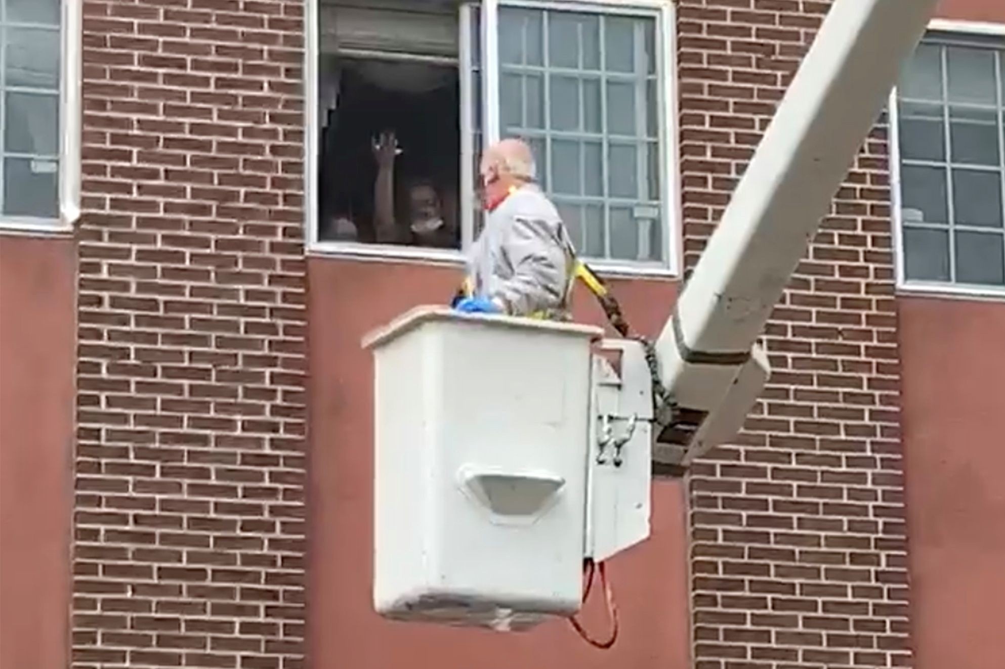 Cu ong 88 tuoi ngoi xe nang len tang cao de nhin vo qua cua so hinh anh