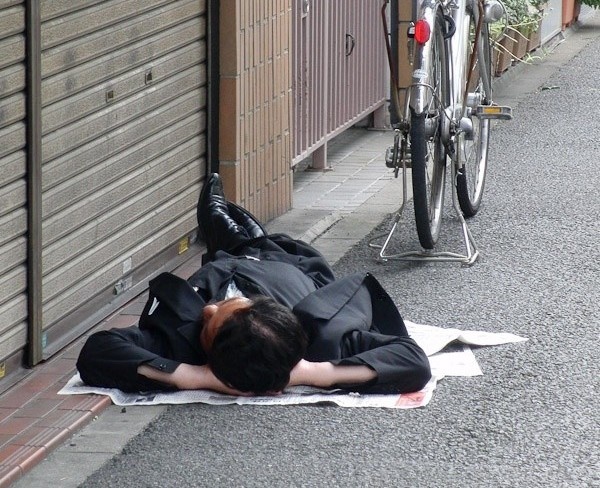 Nguoi 'ti nan quan ca phe' tai Nhat Ban bi day ra duong mua dich hinh anh