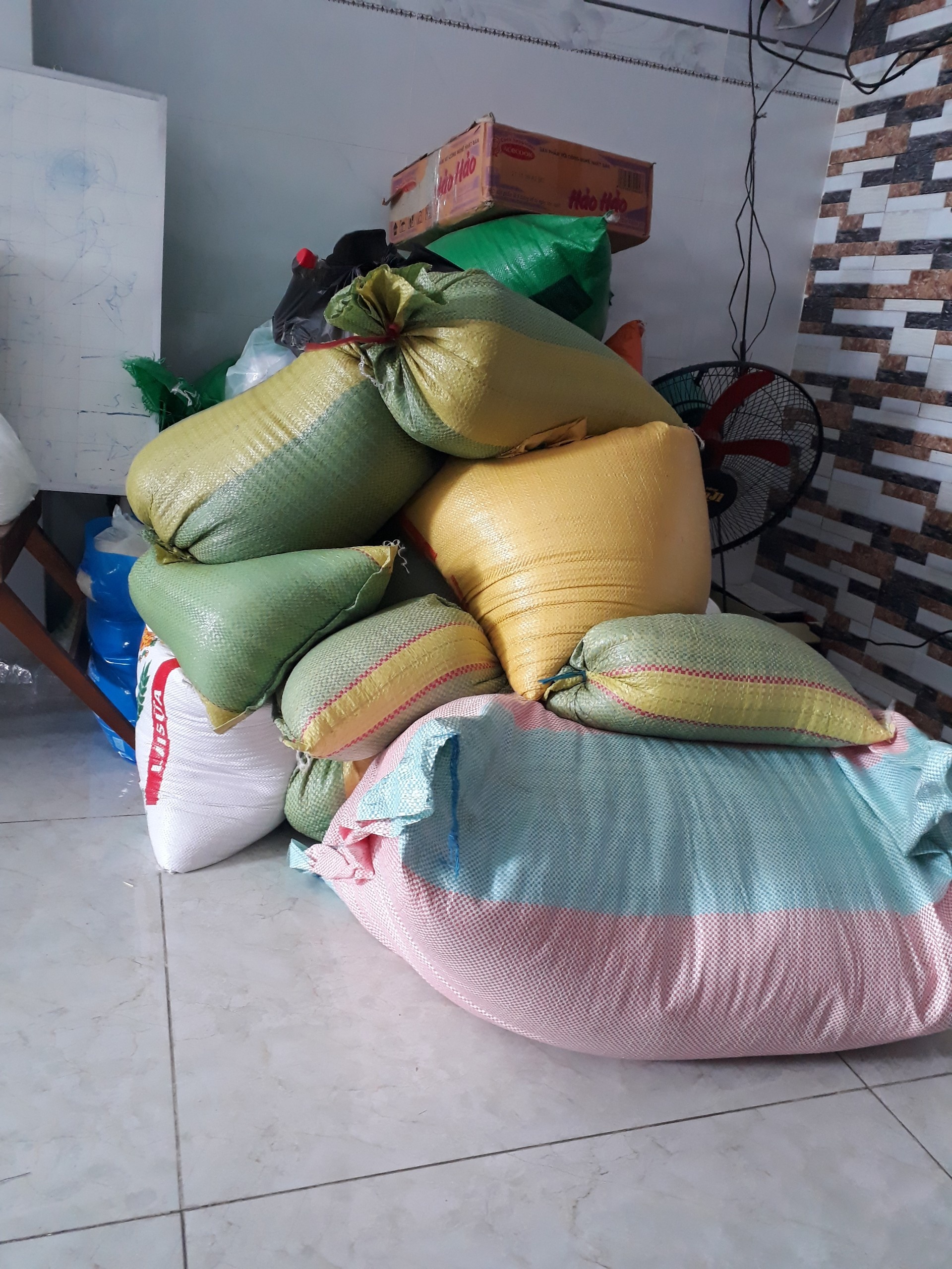 co gai tai ATM gao anh 4