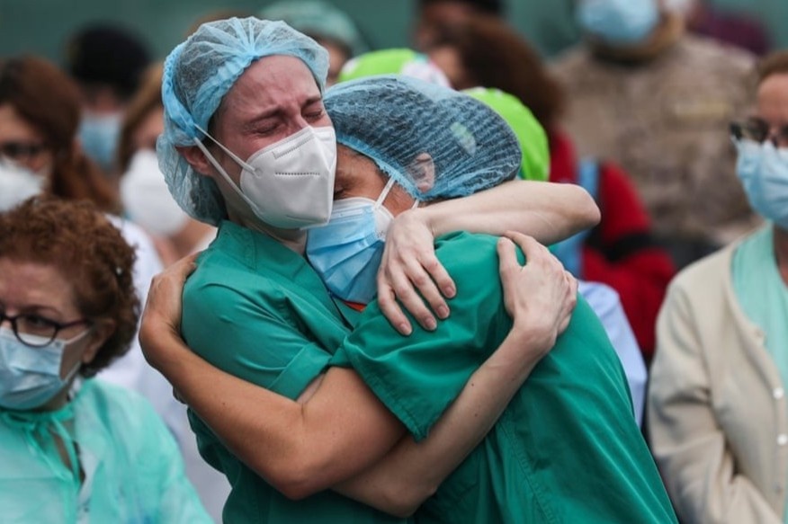 10 khoanh khac lay di nuoc mat cua nguoi dan khap the gioi mua dich hinh anh