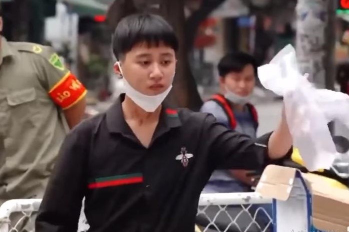 co gai tai ATM gao anh 1