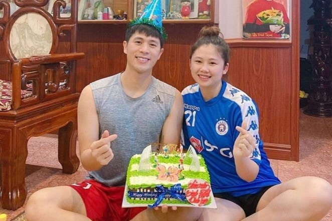 Ban gai mung sinh nhat Dinh Trong hinh anh