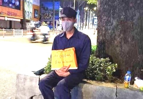 Nguoi cha cam bang, xin tien nuoi con o TP.HCM vi mat viec hinh anh