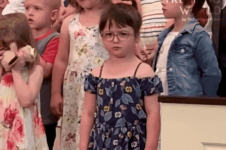 Co be 5 tuoi chiem spotlight khi 'quay' nhiet tinh trong le tot nghiep hinh anh