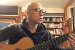 Clip su thay Nhat Ban hat co vu tinh than trong mua dich hinh anh