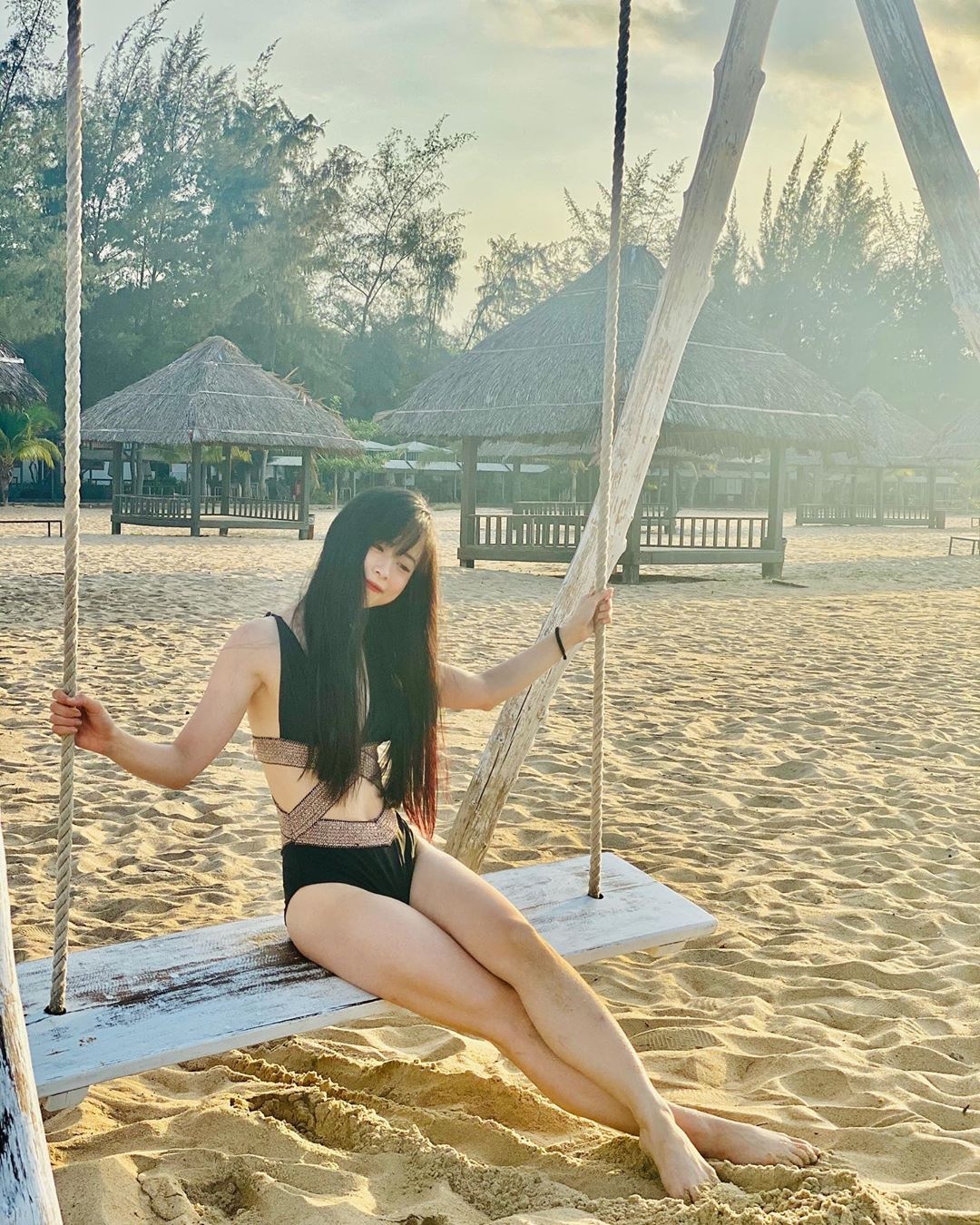 Chau Tuyet Van dien bikini anh 2