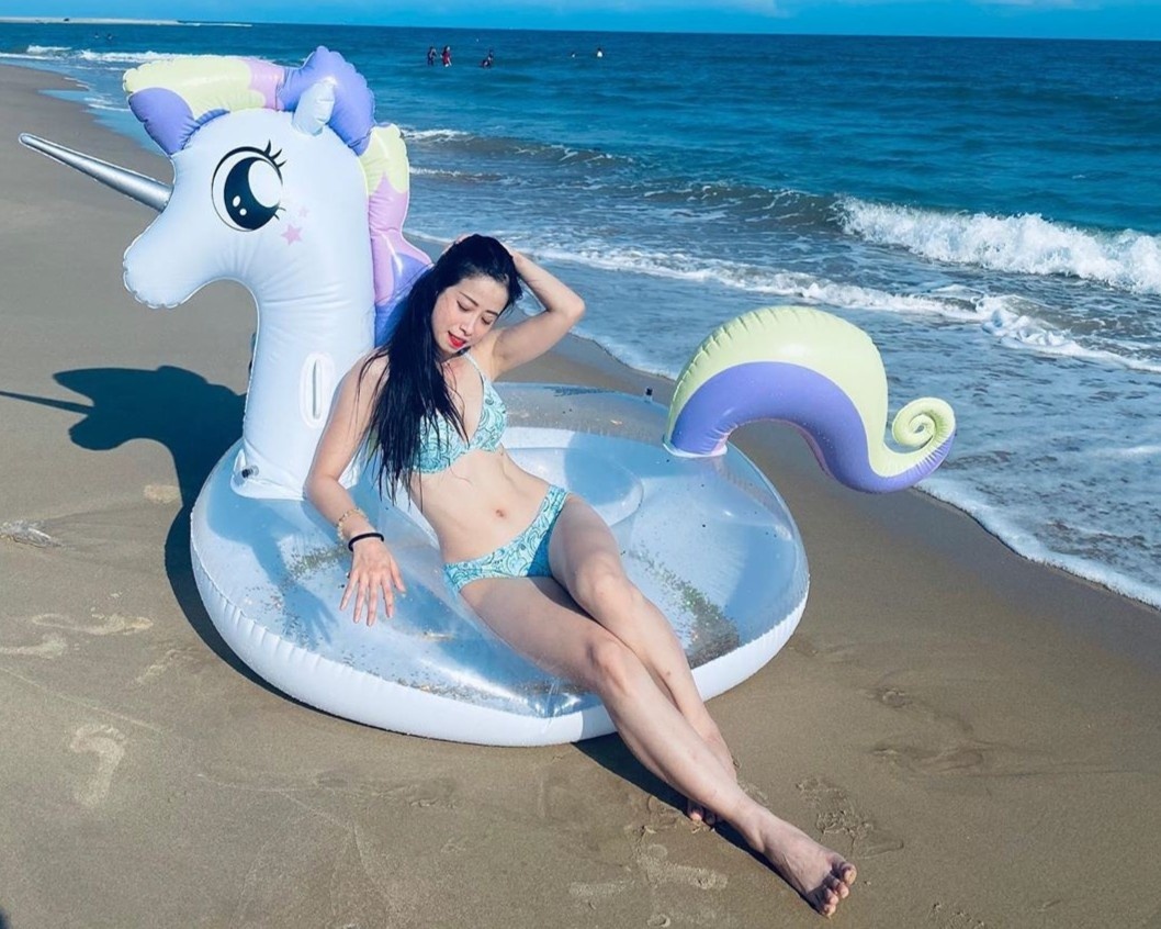 Chau Tuyet Van dien bikini anh 1