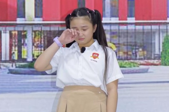 Co be khoc vi thuong cha lam ngoai khoi, ca thang chi gap it ngay hinh anh