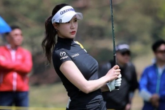 Nu golf thu muon fan bot chu tam den ngoai hinh goi cam hinh anh