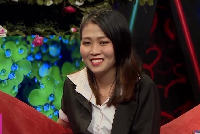 Nu sinh vien the hien dieu nhay chinh phuc ban trai tren song hen ho hinh anh