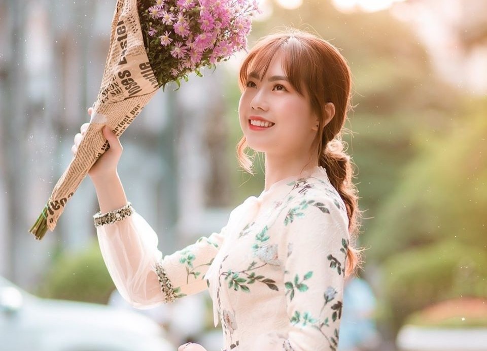 Hot girl DH Kinh te Quoc dan la A hau, thu khoa, giang vien hinh anh