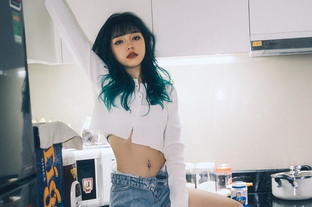 Dan streamer cham khoe co bung phang, duong cong quyen ru hinh anh