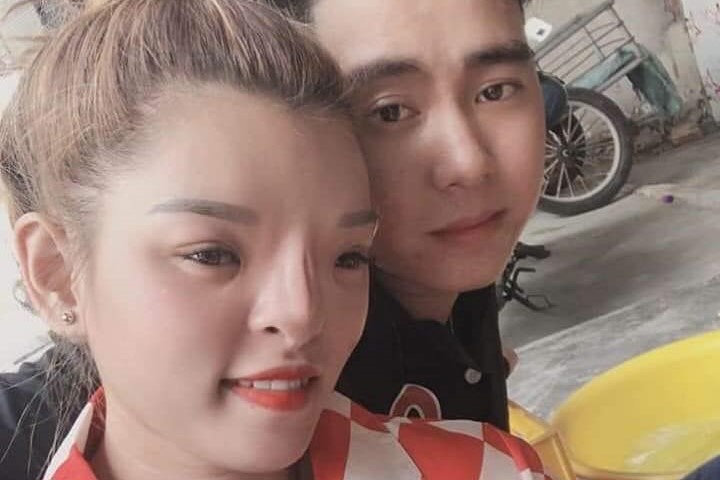 Co gai co mat bien dang va chuyen tinh dep voi ban trai kem 4 tuoi hinh anh