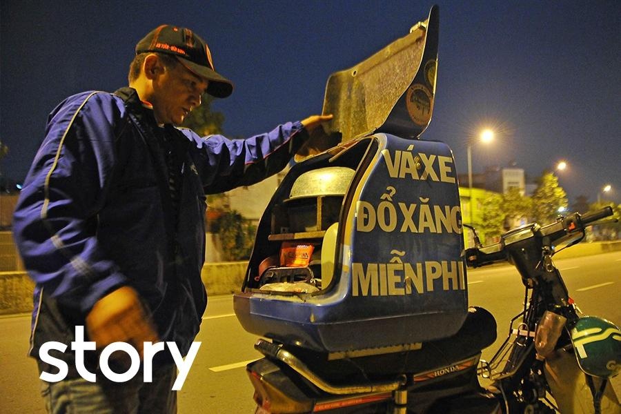 Nguoi di xuyen dem tim xe hong de sua chua, do xang mien phi o TP.HCM hinh anh