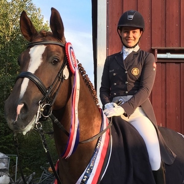 nu ty phu me dua ngua anh 1