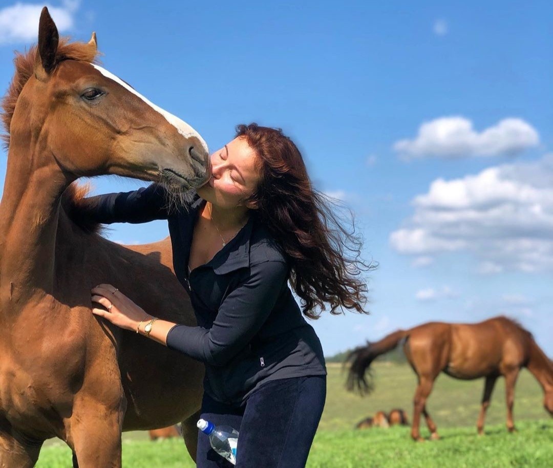 nu ty phu me dua ngua anh 4