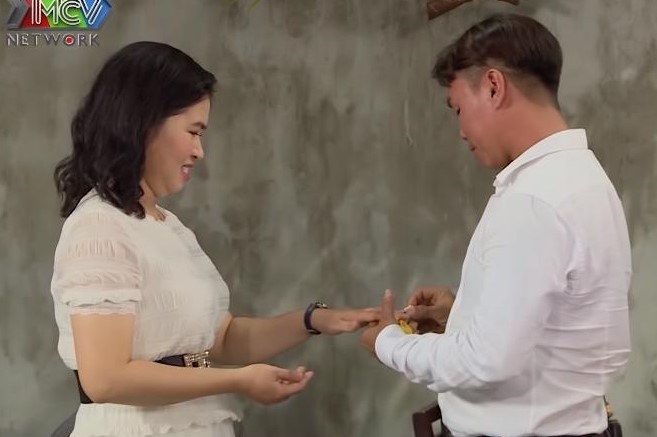 Anh chang cua do ban gai hon 2 tuoi, trao nhan ngay lan dau gap mat hinh anh