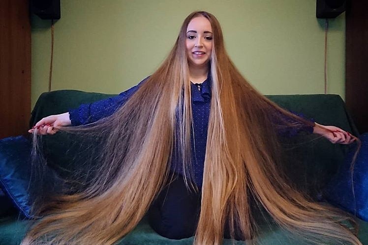 Co gai nuoi toc 25 nam, tung duoc ngo loi yeu vi mai toc may quyen ru hinh anh