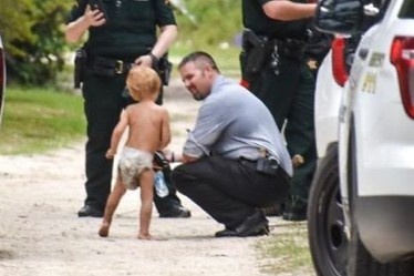 Be 3 tuoi tu ky mat tich duoc 2 chu cho bao ve hinh anh