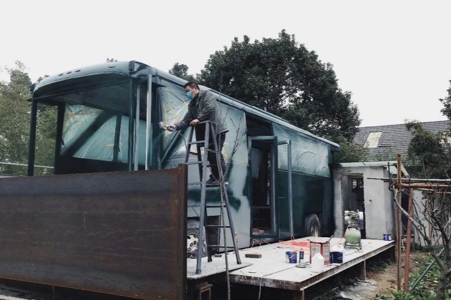 Ngoi nha nghe thuat lam lai tu chiec xe bus bi bo hoang hinh anh