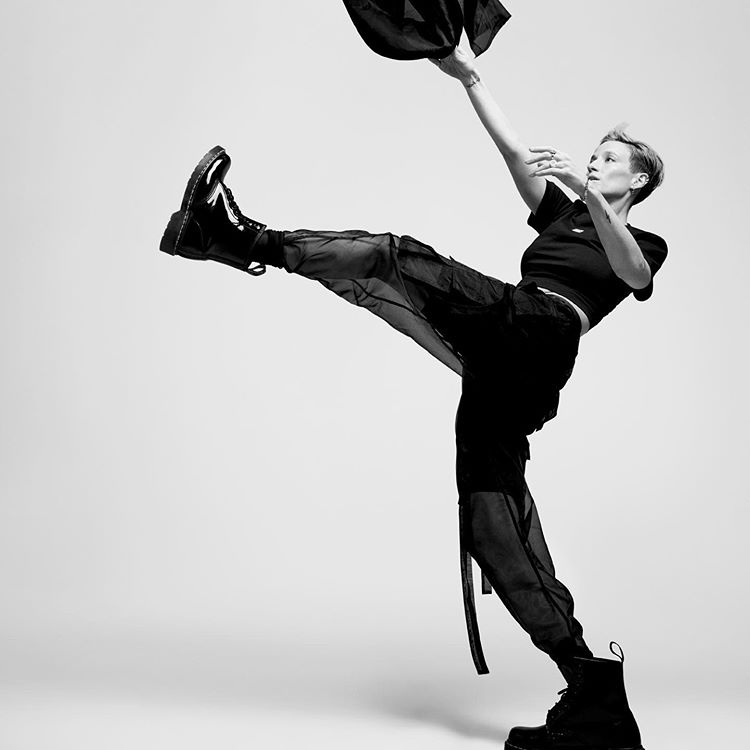 van dong vien dong tinh anh 8