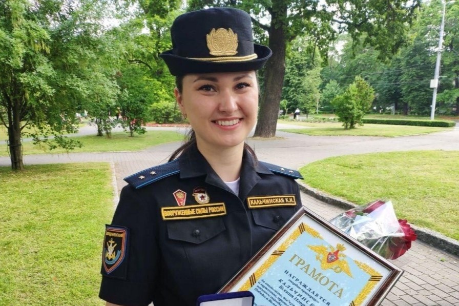 Roi giay luc duyet binh, nu quan nhan Nga bat ngo noi tieng hinh anh