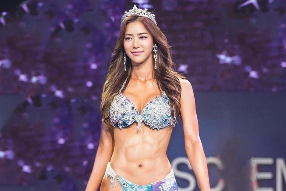 Nu giao vien thanh nhac lan san lam nguoi mau the hinh hinh anh