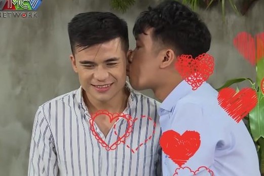 Lan dau hen ho, 2 anh chang da tinh chuyen o chung, cung kinh doanh hinh anh