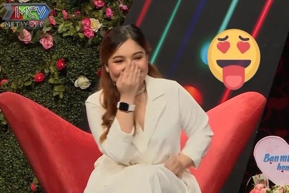 Co gai ke bi che co hu vi tu choi loi ga gam khi hen ho hinh anh