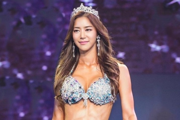 3 nu giao vien nong bong lan san lam nguoi mau, HLV the hinh hinh anh